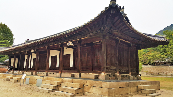  

The Yeongbingwan (top) and the Chilgung (bottom) are both part of the Cheong Wa Dae tour. 

